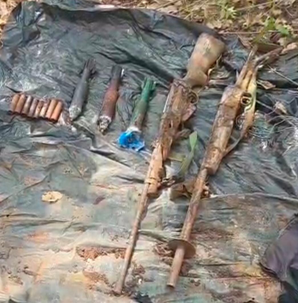 माओवादियों द्वारा पूर्व में घने जंगलों में डंप की हथियार जप्त